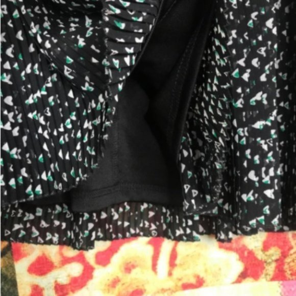 Torrid Green Floral Pleated Chiffon Skirt … - Picture 4 of 8